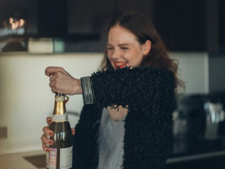 jak-otworzyc-wino-bez-korkociagu