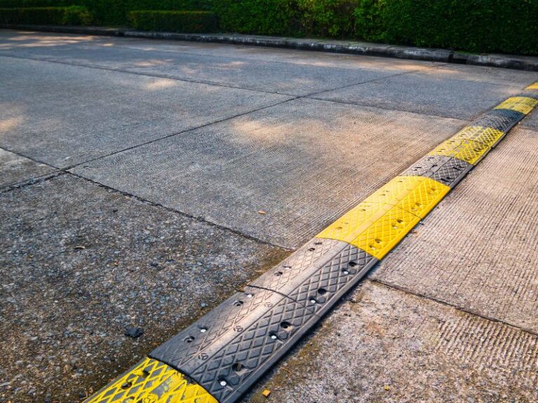 W jakiej odległości od budynku montować progi zwalniające?